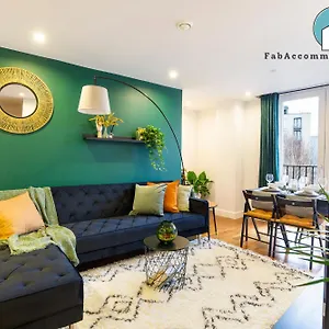 Amazing Flat-parking Available-by Fabaccommodation Apartment
